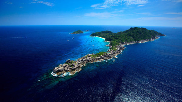 Пляжный отдых на Пхукете с посещением Симиланских островов + Сингапур за 65000 RUB в апреле