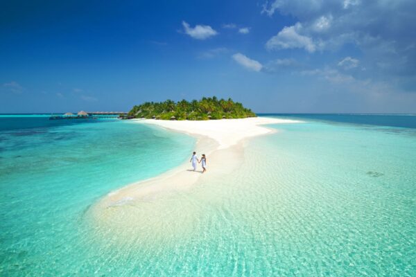 Лазурная вода и белоснежные пляжи Мальдивских островов с питанием в июле
