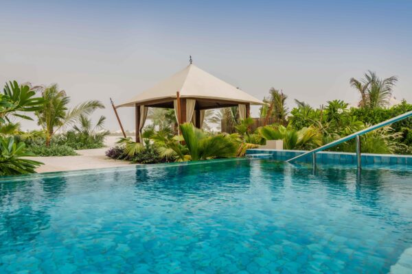 23 февраля в ОАЭ: пляжный отдых в The Ritz-Carlton Al Hamra Beach 5* курорта Рас-эль-Хайме в вилле с собственным бассейном и питанием за 264 000 RUB с вылетом из Москвы